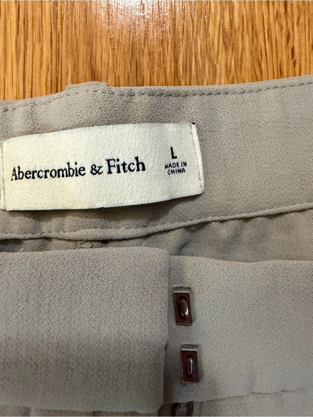 Abercrombie & Fitch Women's Light Gray Pleated Tailored Shorts - Picture 2 of 3